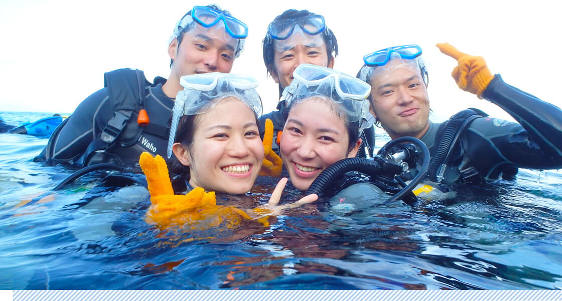 波の上でポーズをする若い男女のグループ