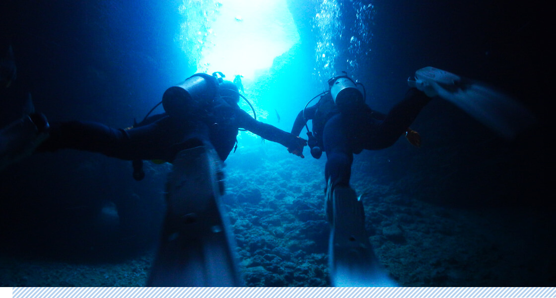 青の洞窟を散策するペア