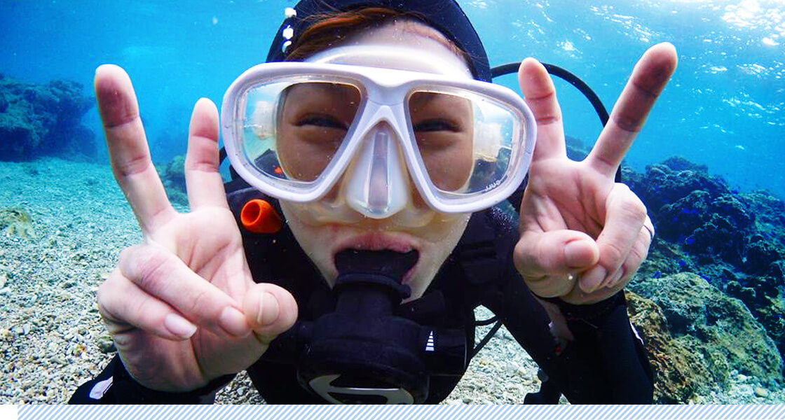 画面いっぱいにピースサインをするダイビングのお客様